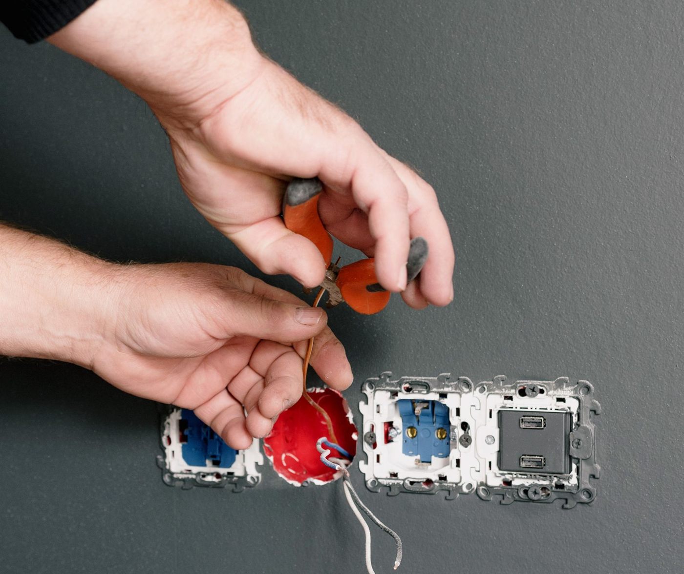Tehnician instalând prize și circuite electrice